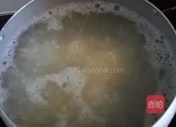 Illustration of how to make lean meat and preserved egg porridge 6