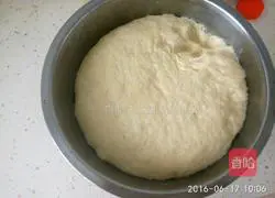 Illustration of how to make conch milk-flavored flower rolls 1