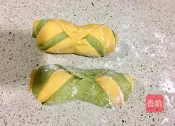 Illustration of how to make two-color rose rolls 7