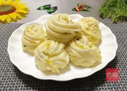 Illustration of how to make green onion rolls 6