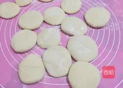 Illustration of how to make spring roll skins 4