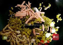 Illustration of how to make pickled cabbage and shredded pork rice noodles 4