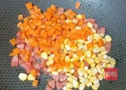 Illustration of making sausage and vegetable baked rice 4