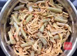 Illustration of how to make braised noodles 8