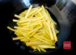 Illustration of how to make egg and three shred burritos 3