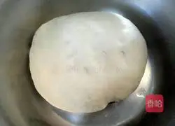 Illustration of how to make pot stickers stuffed with pork and chives 3