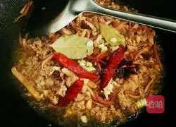 Illustration of how to make cuttlefish lean meat rice noodles 9