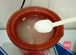 Illustration of how to make green bean, carrot and meat porridge 6