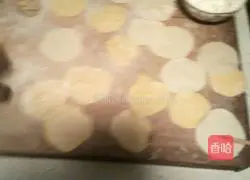 Illustration of how to make rose rolls 2