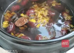 Illustration of how to make black beans, red dates and forsythia flowers 8