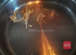 Illustration of how to make lean meat and preserved egg porridge 8