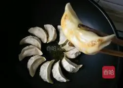 Illustration of how to make fried pot sticker dumplings 7