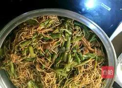 Illustration of how to make braised noodles with pork belly and beans 6