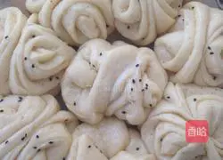 Illustration of how to make salt and pepper rolls 6