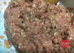 Illustration of how to make beef and egg burger 3