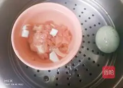 Illustration of how to make preserved egg and lean meat porridge 3