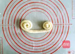 Illustration of how to make butterfly flower rolls 4