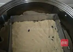 Illustration of how to make raisin and flaxseed cornmeal cake 5