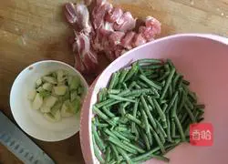 Illustration of how to make braised beans and noodles 1
