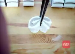 Illustration of how to make love chocolate flower rolls 15