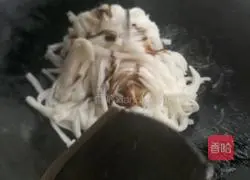 Illustration of how to make stir-fried rice noodles with lean meat and celery and green onions 2