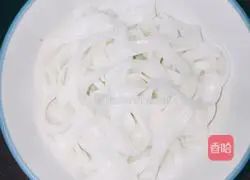 Illustration of how to make nutritious fresh mushroom soup rice noodles 3