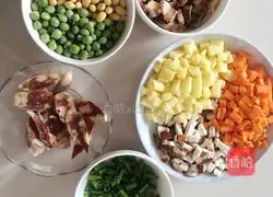 Illustration of how to make braised sausage and rice 1