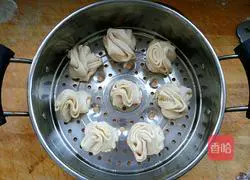 Illustration of how to make large flower rolls 10