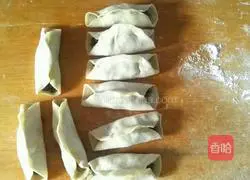 Illustration of how to make fresh meat pot stickers 8