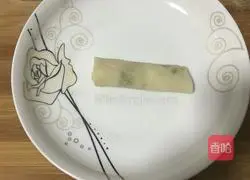 Illustration of how to make leek and egg spring rolls 9