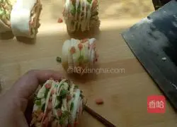 Illustration of how to make spring onion and ham rolls 15
