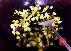 Illustration of how to make eggplant braised rice 3