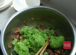 Illustration of how to make celery and meat pot stickers 14