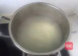 Illustration of how to make preserved egg and lean meat porridge 1