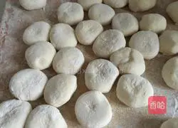 Illustration of how to make rose rolls 5