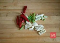 Illustration of how to make braised noodles with pork belly and beans 3