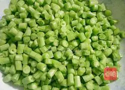 Illustration of how to wrap Hakka rice noodles in boards (bundling boards) 3