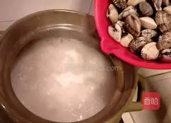 Illustration of how to make White Shell Pork Ribs Porridge 4