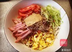 Illustration of how to make cold noodles with ham and fresh vegetables 2