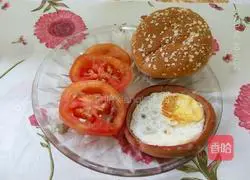 Illustration of how to make tomato, egg and ham hamburgers 6