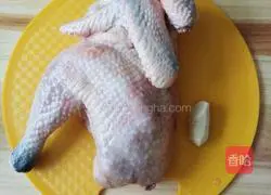 Illustration of how to bake chicken in waterless rice cooker 1