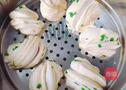 Illustration of how to make fragrant flower rolls 6