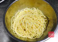 Illustration of how to make beef and tomato pasta 13