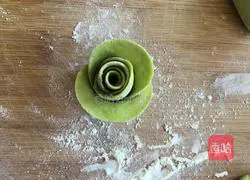 Illustration of how to make green rose rolls 18