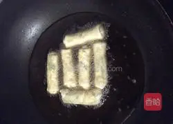 Illustration of how to make three fresh vegetable spring rolls 8