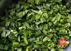 Illustration of how to make spinach noodle and leek box 4