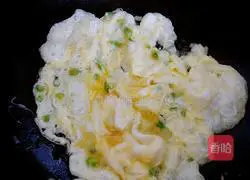 Illustration of how to make fried egg and vegetable pancakes 4