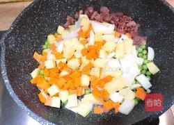 Illustration of how to make carrot and potato braised rice 7