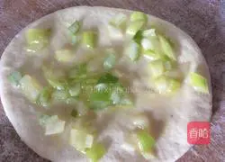 Illustration of how to make scallion rolls 6