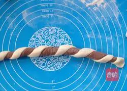 Illustration of how to make two-color twist rolls 10